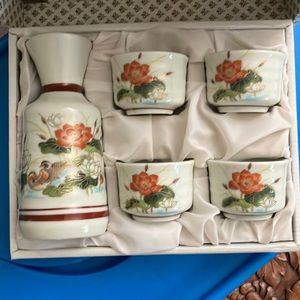 New In Box Porcelain Japanese 5 Piece Sake Set